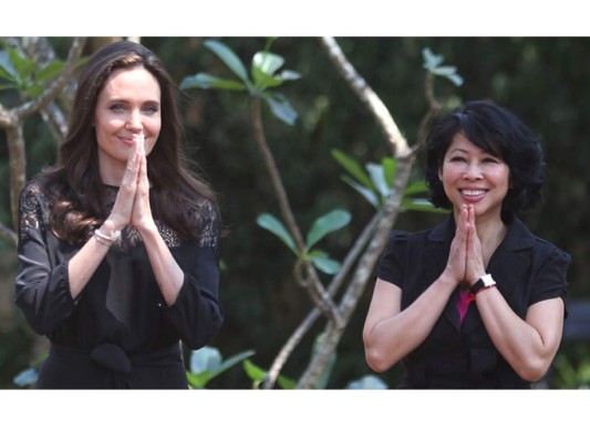 Angelina Jolie de visita con sus hijos en Camboya
