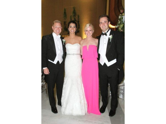 Los recién casados con invitados especiales.