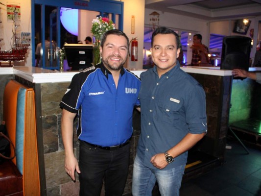 Fernando Cáceres de UNO junto a Erick Chavarría
