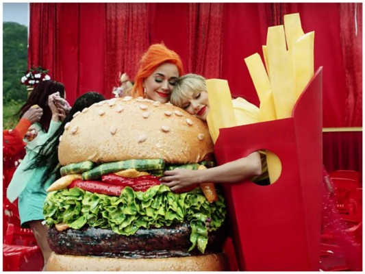 Taylor y Katy al parecer han hecho las paces por fin, que en el video se ve un icónico final de todo el drama que concluye con un dulce abrazo.