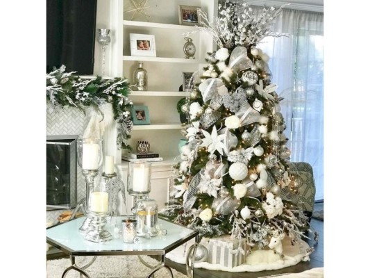 Elige muy bien los colores de la decoración<br/>No importa los colores que elijas mientras todos logren combinarse, puedes inclinarte por los clásicos rojo y verde o puedes intentar algo más moderno como el blanco y combinarlo con plateado y dorado.<br/>