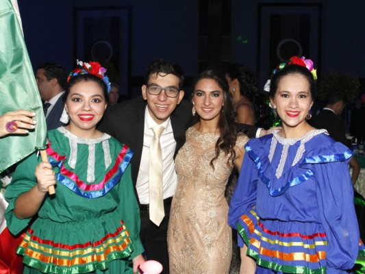 Glamorosa gala de la Escuela Internacional Sampedrana