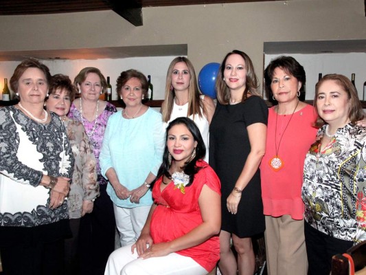 Vilma D'day, Mary Tinoco, Bety, Rosario, Alexia y Stephanie Marinakys, Nena Díaz, Rosa María y Sofia Marinakys.