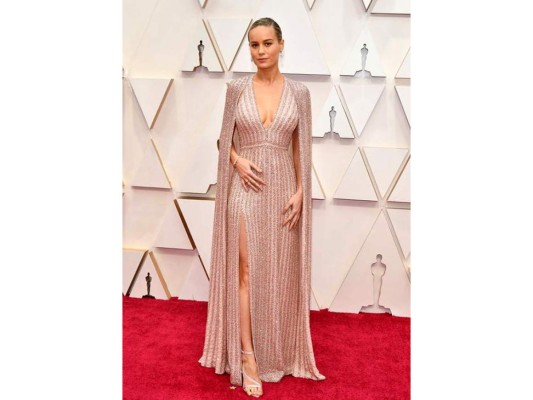 Brie Larson en un vestido rosa brillante de Celine