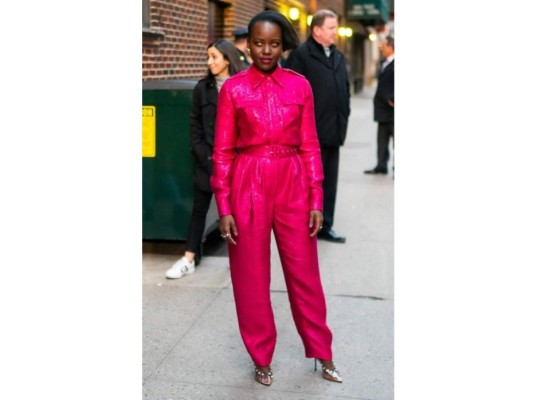 La actriz optó por utilizar lentes de contactos por más de una vez. En esta ocasión la pudimos ver con un jumpsuit fucsia que combinó con unos pupilentes amarillos creando un color-blocking increíble.