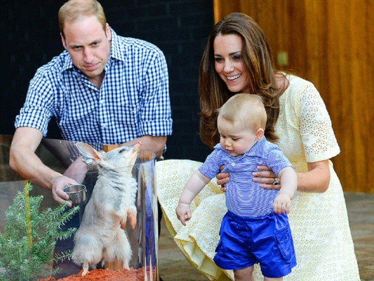Príncipe George visita el zoológico