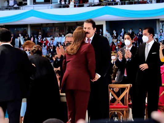 La pareja presidencial se estrecha las manos en un cariñoso gesto, minutos antes de la juramentación