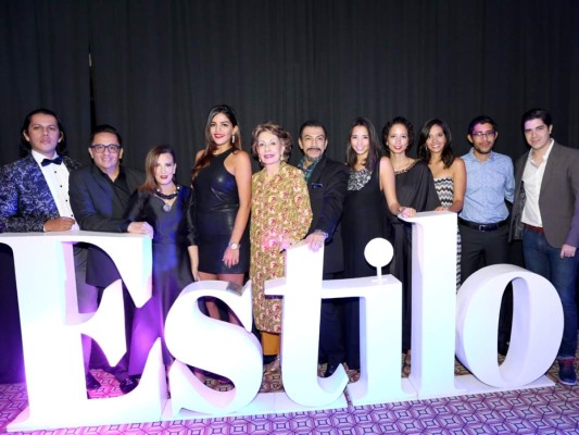 Los diseñadores Roberto Ramírez, Miguel Chong, Blanca Bendeck (directora Revista Estilo), Carmen Danzilo, Bonnie García, Yoyo Barrientos, Pamy y Nan Marinakys, Adriana Callejas, Francisco y Daniel Galeano (Foto: Héctor Hernández)