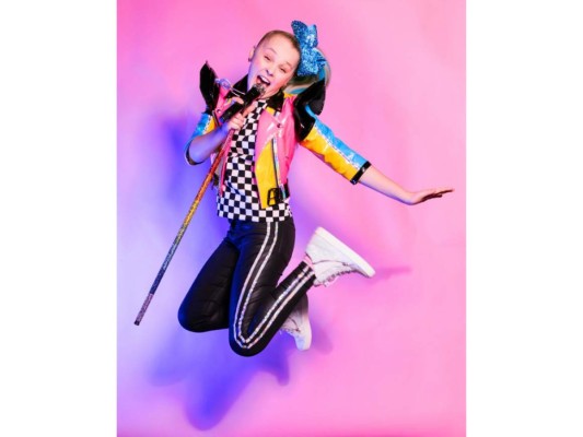 Jojo Siwa<br/>¡Esta cantante, bailarina, y youtuber llama la atención a donde quiera que vaya! Jojo comenzó su carrera en el famoso show de Dance Moms, el cual le ayudó a crecer su propia marca y llegó a salir en la revista Forbes. La joven de 19 es el icono de muchas pequeñas, y su música y sus líneas de productos son perfectas para las niñas de la casa. Su estilo va de acuerdo con su personalidad, ¡alegre, colorida, y divertida!