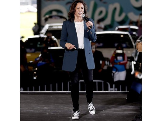 Espontánea y decidida a romper algunos convencionalismos, Harris marcó un fashion statement con sus combinaciones de blazers con zapatillas Converse