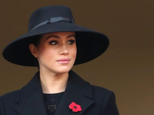 ''No podía sentirme más sola'' <br/>Así explica su tiempo como miembro de la Familia Real. Meghan asegura haber sido silenciada y añade que cree importante hacer diferencia entre los miembros de la familia y quienes la administran, asegurando que la reina siempre fue maravillosa con ella. <br/>