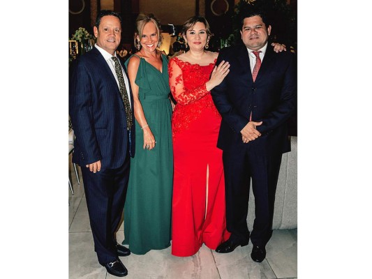 Héctor Bustillo y Sara Bogran celebran por su amor