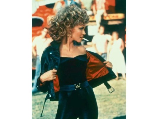 Billonario compra chaqueta de 'Grease' y se la da a Olivia Newton John