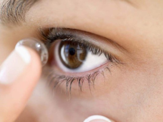 #2 Reutilizar la solución de los lentes de contacto o dejar la solución de limpieza en el case