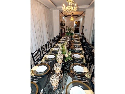 Candelabros de metal con detalles espejados adornaron las mesas que hicieron juego con las sillas Tiffany dispuestas para la dinner de los seniors de Seran.