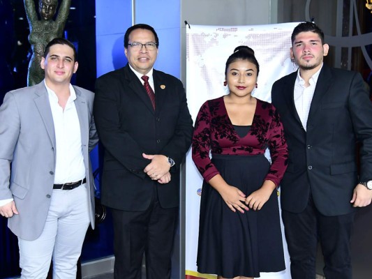 UTH Florida University gradua tercera promoción