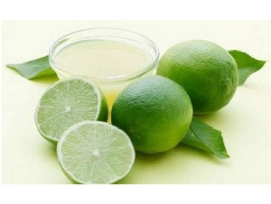 2. Limón<br/>El jugo de limón evita la reproducción de las esporas. Debes frotar un limón sobre las partes lesionadas.<br/>