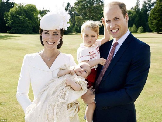 Para su segunda aparición pública con motivo del bautizo de Charlotte, el duque y la duquesa de Cambridge posaron para el lente de Mario Testino en julio de 2015.
