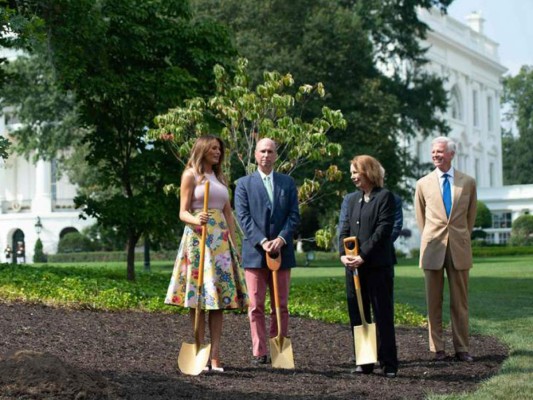 Melania Trump es criticada por su vestimenta para hacer jardinería