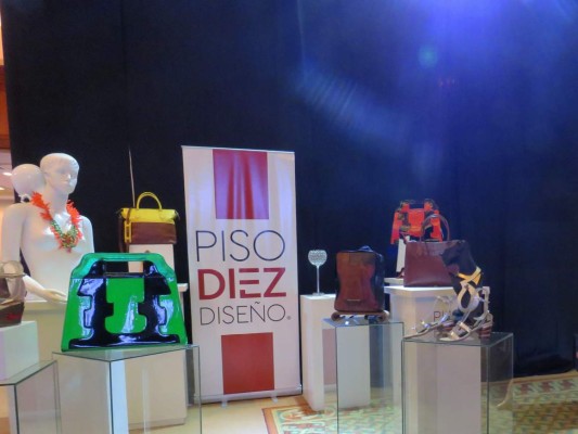 La pop-up store de Piso Diez nos muestra carteras, zapatos y de mas accesorios de los diferentes diseñadores que forman parte de esta iniciativa.