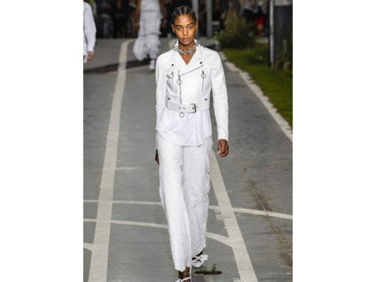 Off – White, Prêt-à-Porter primavera/ verano 2019. En esta colección Abloh fusionó moda y atletismo con calcetines de Nike tejidos y zapatillas de tacón alto diseñadas por Georgia Fowler.