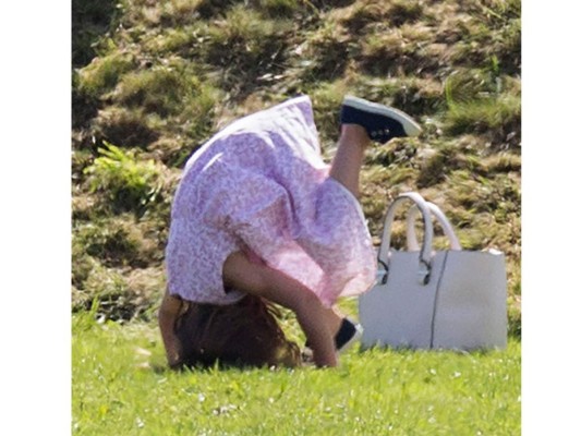 La pequeña Charlotte no se mantuvo quieta ni un minuto, pasó dando vueltas en el suelo y disfrutando al máximo como un terremoto