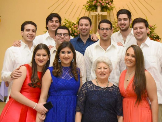 La cumpleañera Martha Larach de Canahuati, con sus nietos Jorge, Bernardo, Jacobo, William, Rodrigo, JuanPablo, Sebastian, Amanda, Luciana y Paola. Foto: Alez Muñoz.