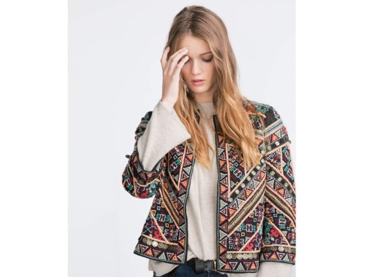 De vuelta a los bordados, deliramos en 2016 con el embroidered denim y al parecer ahora va hacia otras texturas, chaquetas vintage o con diseños bohemios aportarán un estilo único a tus combinaciones