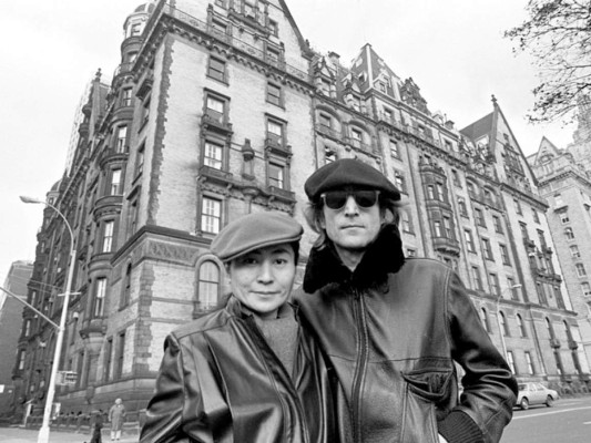 Cuando Yoko Ono lo conoció, no sabía que el era un Beatle. Coincidieron el 9 de noviembre de 1966, durante una exposición de la artista en la Gallery de Londres. Lo que más llamó la atención de Lennon fue la exhibición del arte abstracto de Yoko, por lo que decidió quedarse en la galería, se casaron en Gibraltar el 20 de marzo de 1969<br/><br/>