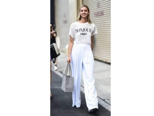 ¡Las T-shirts son increíbles y más si tienen algun mensaje interesante como #GirlPower o #StayStrong. Puedes usarlas con faldas, pantalones o shorts, todo depende de tu mood y del clima de ese día.