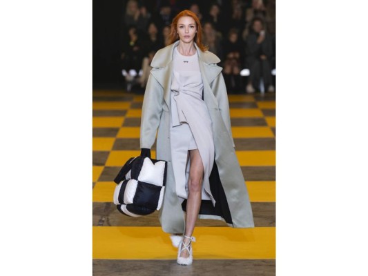 Off – White, Prêt-à-Porter otoño/invierno 2019. Las chaquetas acolchadas, camisas oversize, las zapatillas bajas y diferentes tipos de estampados fueron parte esencial de esta pasarela, en la que Virgil se lució como creador de prendas tan versátiles.
