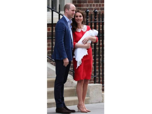 Kate Middleton y el príncipe William muestran a su tercer bebé