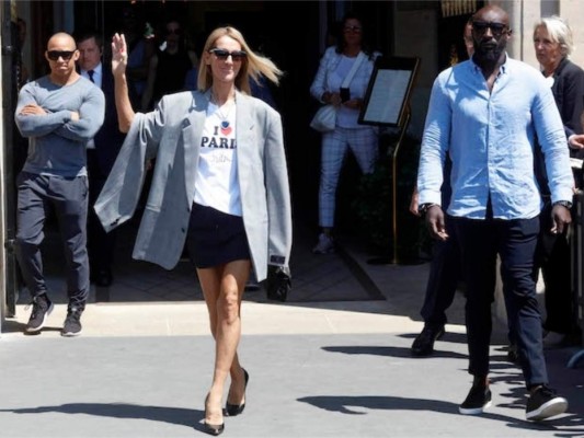 Celine Dion utiliza el collar de Titanic en Paris Fashion Week