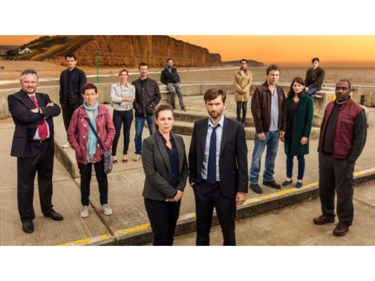 5. Broadchurch<br/>Danny, un pequeño de once años de edad, ha desaparecido y su madre lo busca nerviosa por toda la ciudad. Tiempo después aparece el cadáver del niño en la playa.