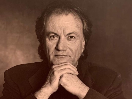 Sergio Rossi. <br/>El diseñador italiano falleció a causa del covid 19 a sus 85 años de edad. Antes de fallecer donó el 100% de sus ingresos obtenidos de su página web para la lucha contra el coronavirus. Actualmente su hijo Gianvitto Rossi ha continuado con el legado de su padre.<br/>