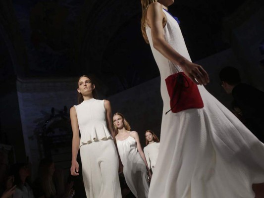 Estampados y surf urbano se apoderan de colección de Victoria Beckham