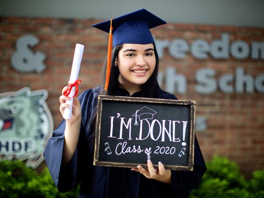 Felices y orgullosos los seniors de la Freedom High School culminaron su carrera estudiantil, y fue a traves de la plataforma virtual Zoom, donde los felices graduados acompañados de sus padres seguieron paso a paso la ceremonia, al final alzaron las copas para brindar por el nuevo logro obtenido.Sophia Bedrossian