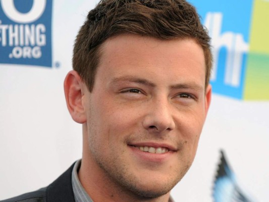 Cory Monteith. el actor canadiense de la serie Glee, tuvo problema con el abuso de sustancias desde los 12 años de edad. El 13 de julio del 2013 fue encontrado sin vida en la habtiación del hotel Fairmont Pacific Rim en Vancouver Canadá. La causa sobredosis de heroína y alcohol