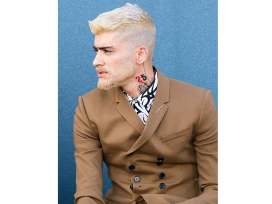 Los hombres que se han teñido el cabello en rubio platinado