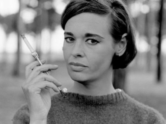 Artística y glamorosa, Vanderbilt también fue conocida por su turbulenta vida amorosa que incluyó cuatro matrimonios y un montón de famosos pretendientes como Frank Sinatra, Gene Kelly y Marlon Brando<br/>