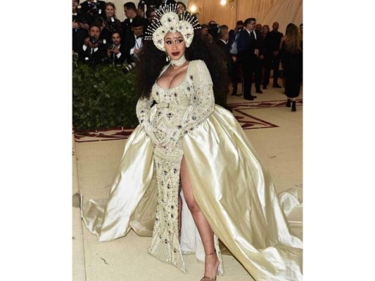 Para nadie es secreto que Cardi B es madre de una pequeña y hermosa niña de quien estaba embarazada en el año 2018. Sin embargo su embarazo no fue impedimento para que la rapera se presentara en la Met Gala con la extravagancia que la caracteriza. Pues lucio un espectacular vestido diseñado por Jeremy Scott en color crema que acentuaba su pancita. <br/>