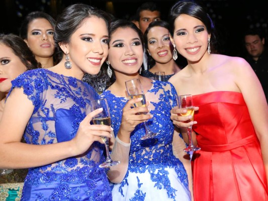 La prom de La Estancia School estuvo rodeada de alegría y colorido, su temática inspirada en el carnaval de Venecia, convirtió el centro de convenciones del Hotel Honduras Maya en una glam night donde los seniors brindaron por culminar su educación sencundaria con éxito (Fotos Hector Hernández)