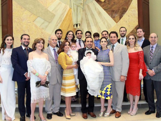 Miguel Angel, Yolanda y Miguel Larach con Alejandro, Leila, Mario Alberto, Natalie y Juan Carlos Canahuati, Alberto y Gabriel Kafati, Sandra y Sofia Elena Canahuati, Oscar, Valentina y Stephanie Larach, con Mario Canahuati, Blanca y Oswaldo Kafati.Foto: Alex Muñoz