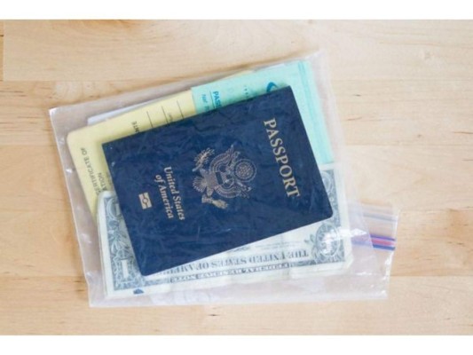 4. Coloca los documentos importantes en bolsas de plástico.