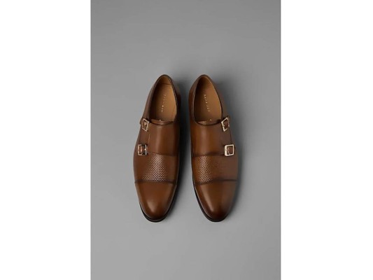 7. zapato de piel grabado, con dos hebillas by ZARA