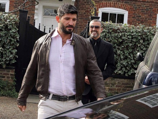 Hackean cuenta de Twitter del novio de George Michael