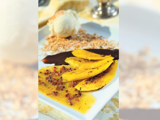 Mango flambe con coco tostado y ice cream de dulce de leche