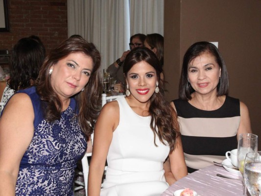 Alegre shower para María José Welchez  
