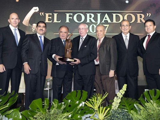 Camilo Kafati recibe homenaje El Forjador 2017  