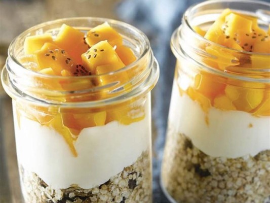 Avena con yogurt y mango.